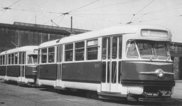 Die T2-Prototypen 6001 und 6002 kurz nach ihrer Lieferung 1955 in Prag